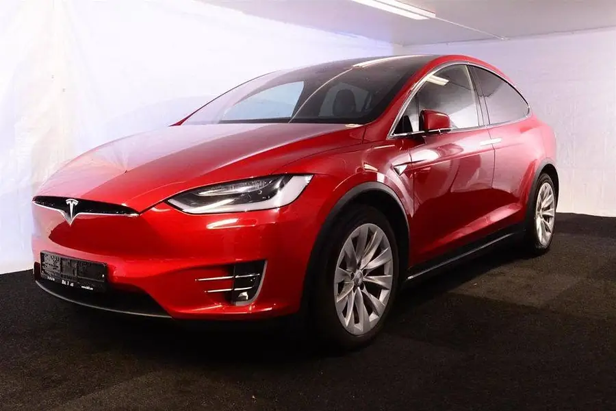 Rød Tesla Model X i Bil 1 sin hall