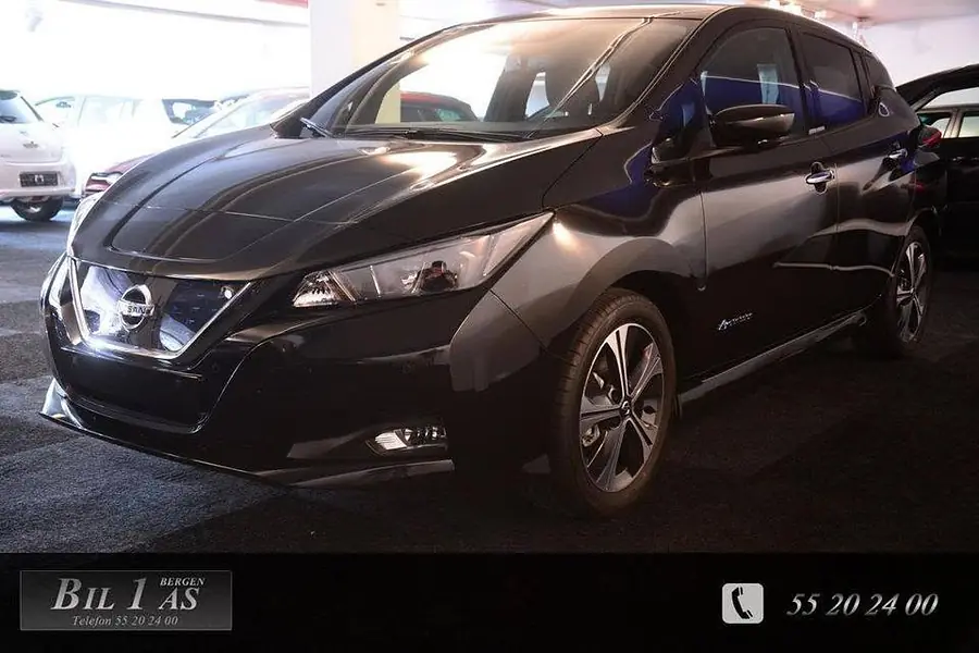 Mørk grå Nissan Leaf i Bil 1 sin hall