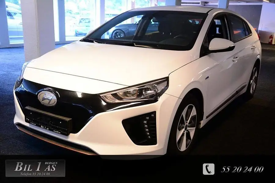 Hvit Hyundai Ioniq i Bil 1 sin hall