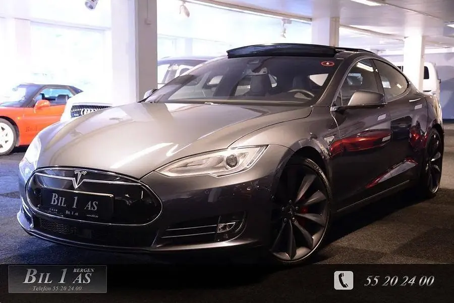 Grå Tesla Model S i Bil 1 sin hall