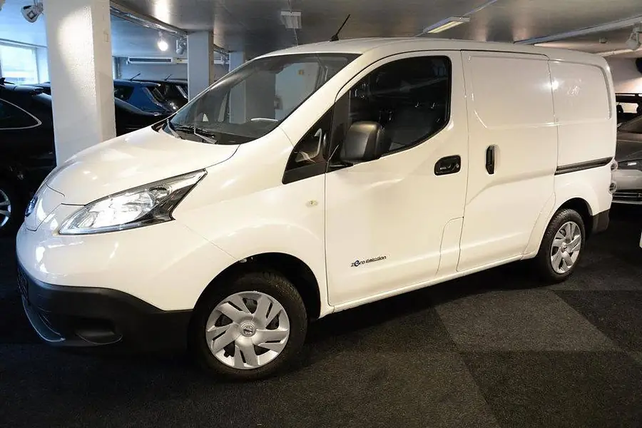 Hvit Nissan e-NV200 varebil i Bil 1 sin hall